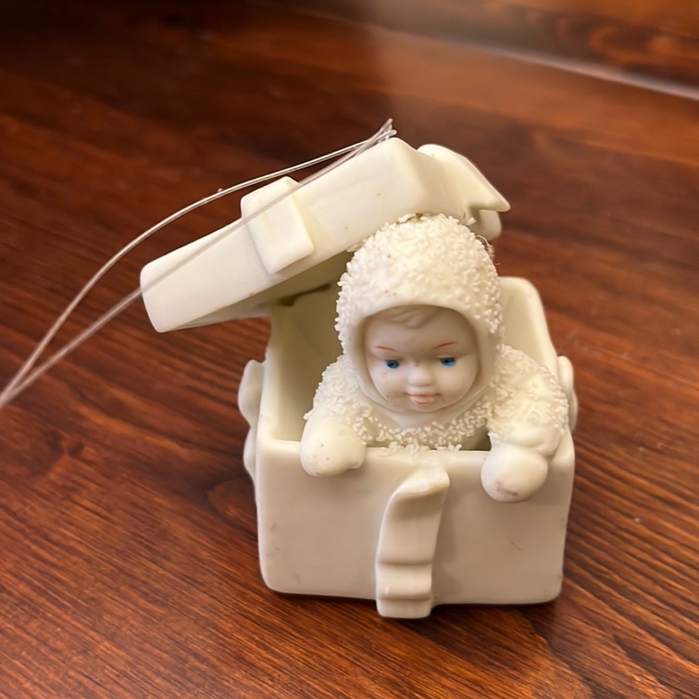 🎄 Snow babies by department 56 "Surprise" hanging ornament